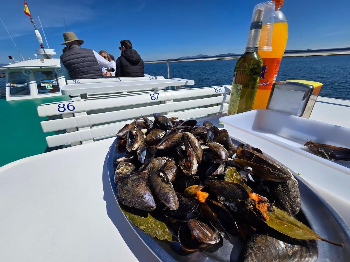 Imagen que deja un viaje por la ría a bordo de un catamarán de Cruceros del Ulla Turimares.