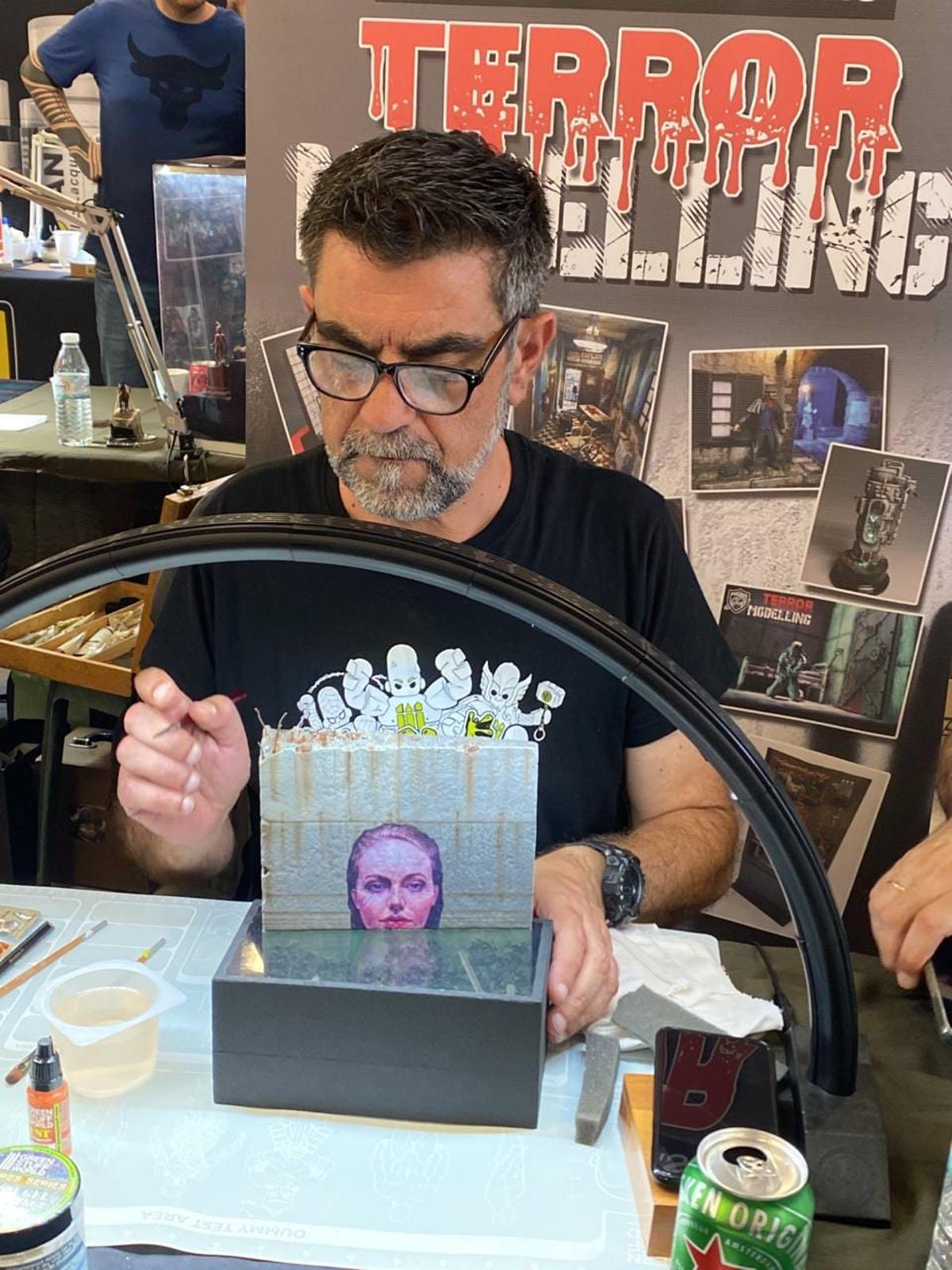 Rafael Galán con uno de sus trabajos