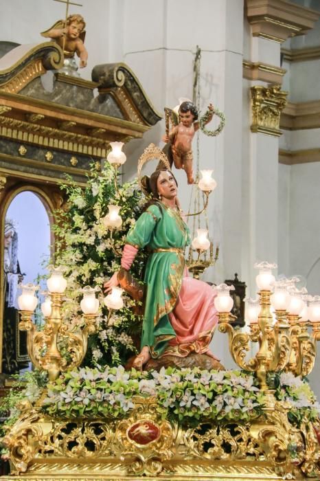 Miles de fieles han acompañado la imagen de Santa Águeda hasta su ermita en un camino jalonado por puestos de dulces