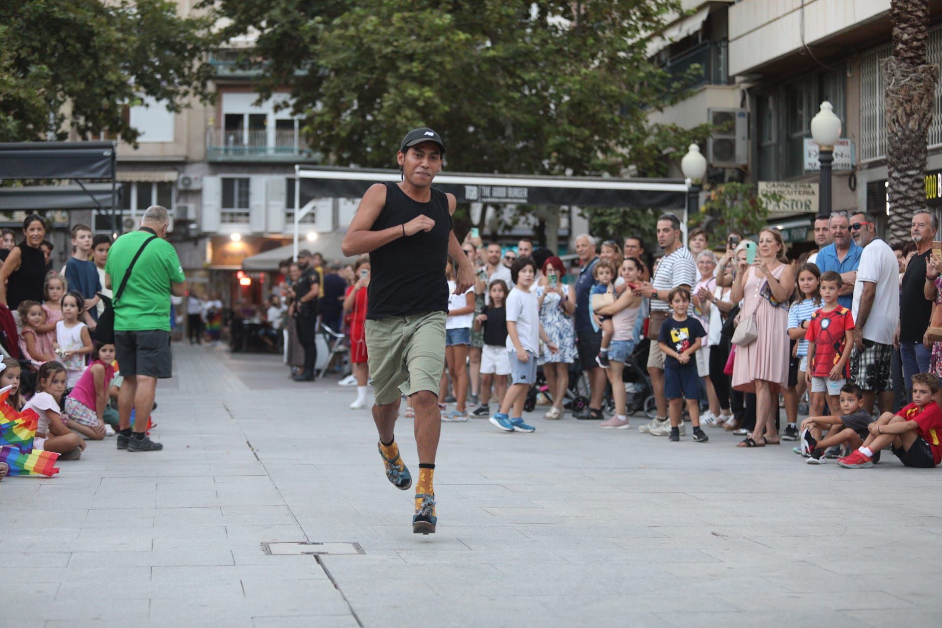 Orgullo Elche: carrera de tacones en Elche