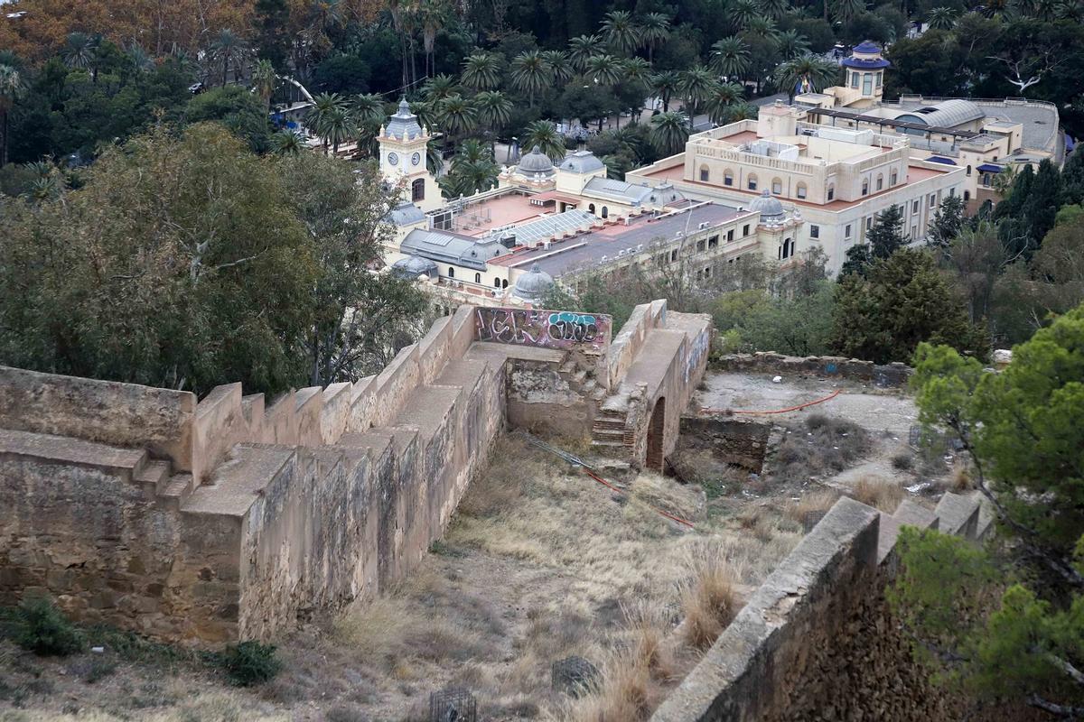 Pintadas en la coracha terrestre, el pasillo amurallado que une el Castillo con la Alcazaba.