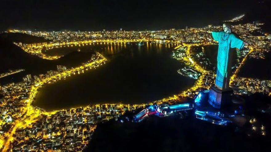 Homenaje del Cristo Redentor a los profesionales médicos del mundo