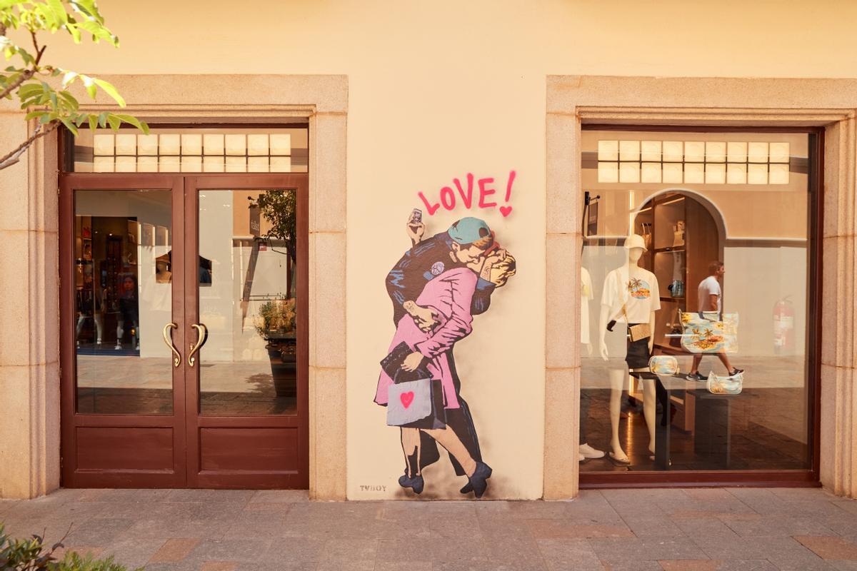 La versión street art de la mítica foto de Alfred Eisenstaedt del soldado y la enfermera. Love, en la época de los selfis.