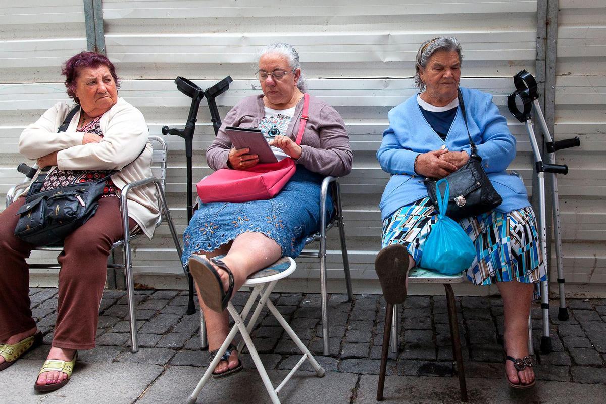 Imagen de unas mujeres descansando. FOTO: Esteban Delaiglesia