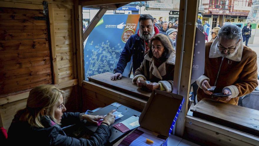 Un momento de la venta física de bonos realizada ayer en la plaza de Galicia. | Iñaki Abella