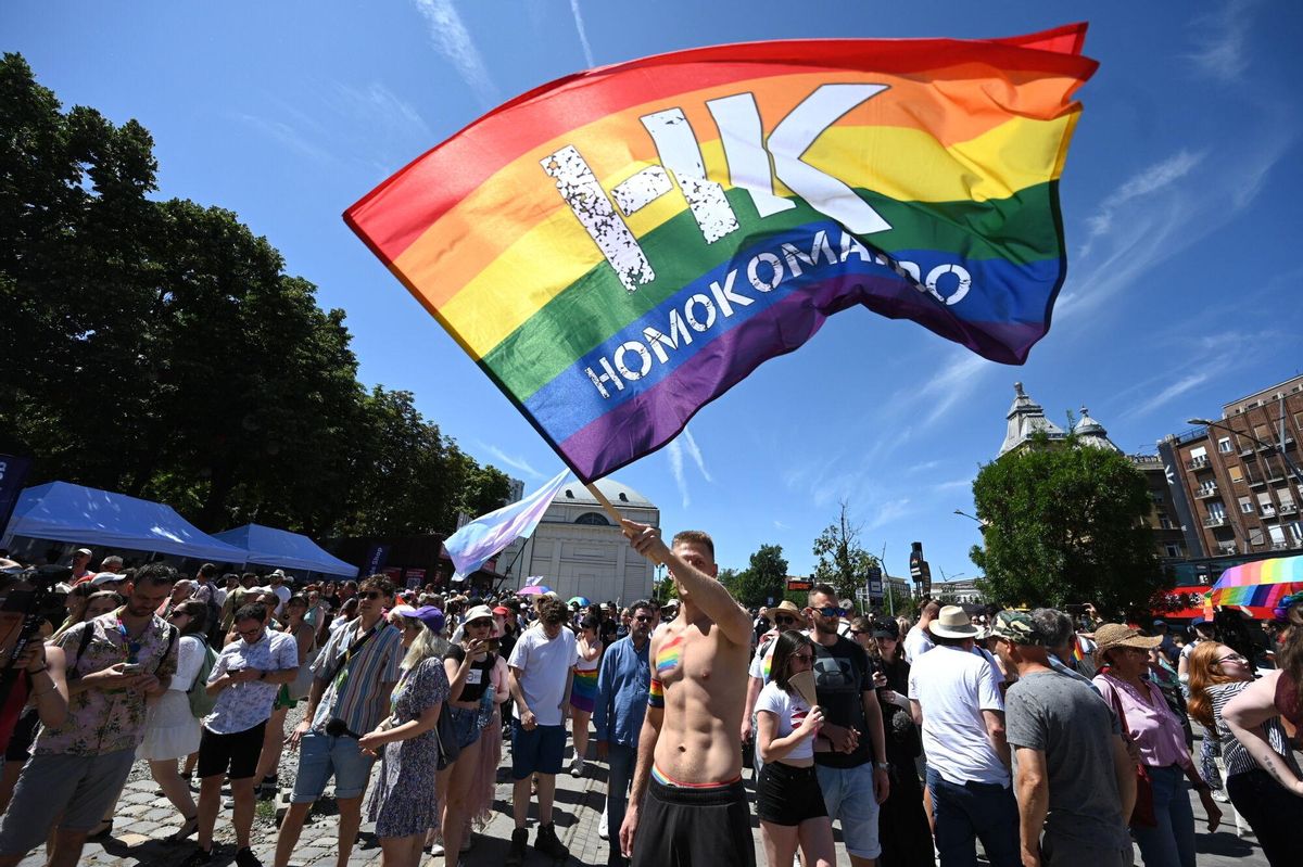 Participantes en la marcha del Orgullo de Budapest, Hungría, el 28 de junio de 2025. Miles de personas se congregaron en la marcha a pesar de una ley aprobada a principios de año que prohíbe los eventos del Orgullo. (Hungría)