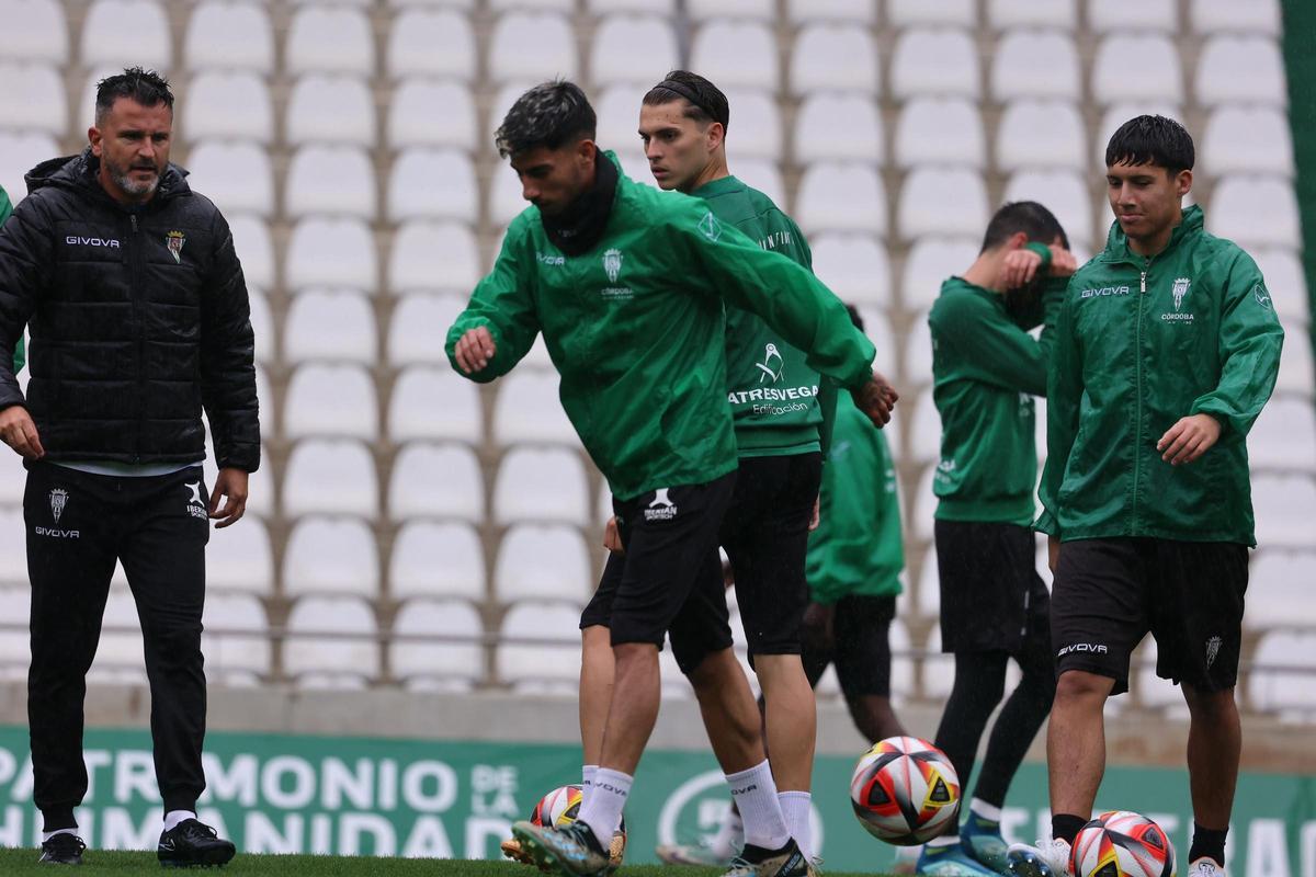 Ania observa a Calderón durante el entrenamiento de este jueves en El Arcángel.