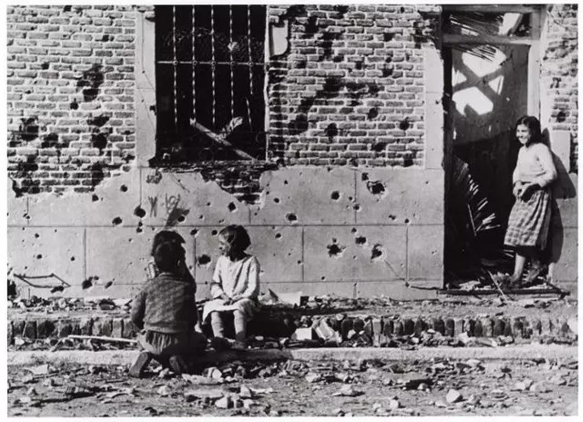 Archivo - La casa de la calle Perironcely 10 fotografiada por Robert Capa tras los bombardeos alemanes.
