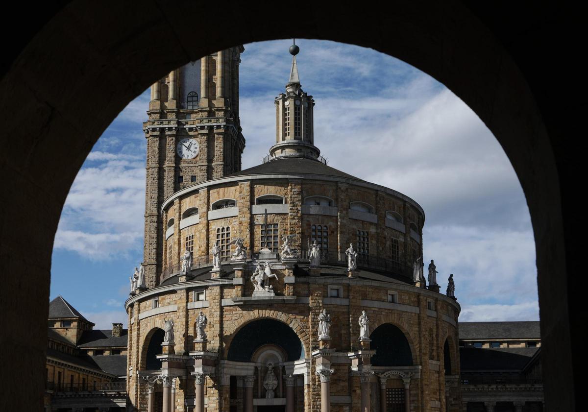 Fachada de la iglesia de la Laboral.