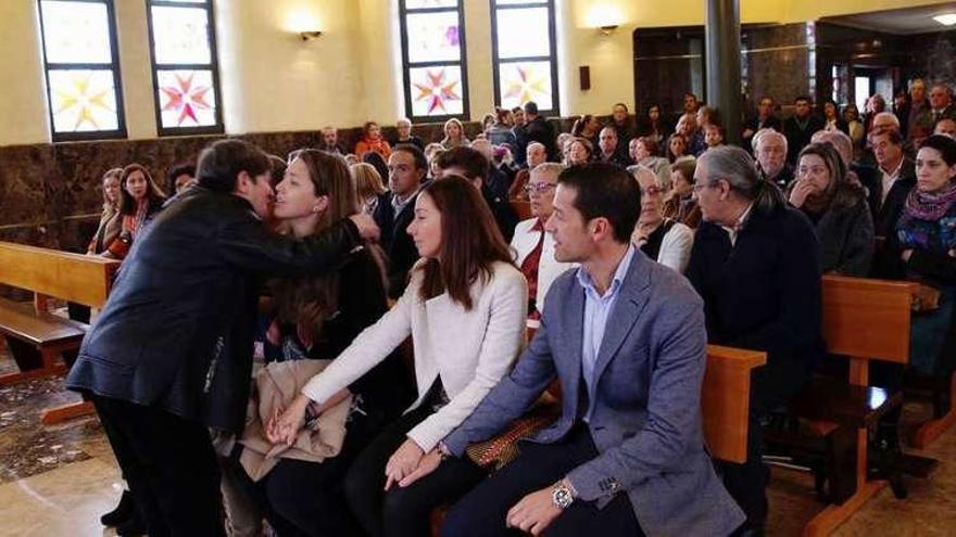 La familia de Ricardo Llavona, recibiendo ayer el pésame, antes del inicio de la celebración de la palabra en el tanatorio de Los Arenales.