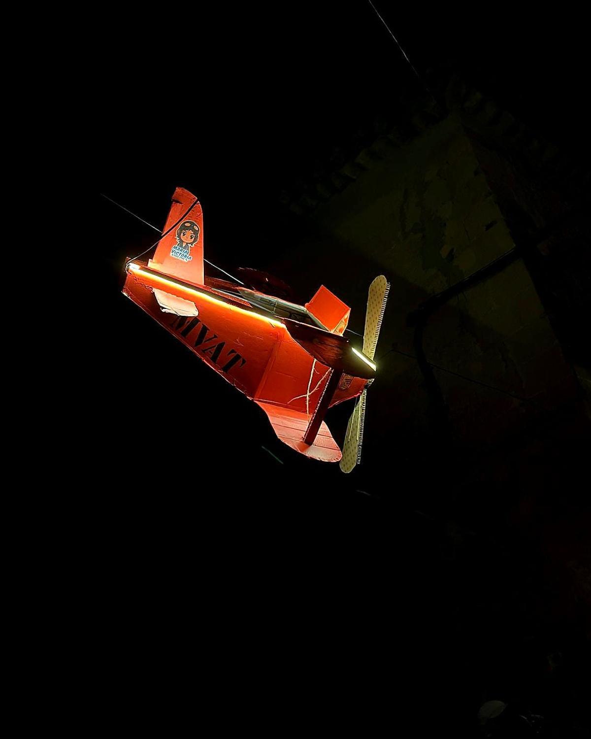 Un avión iluminado, uno de los motivos que se han podido contemplar en el Contrallum de Sineu