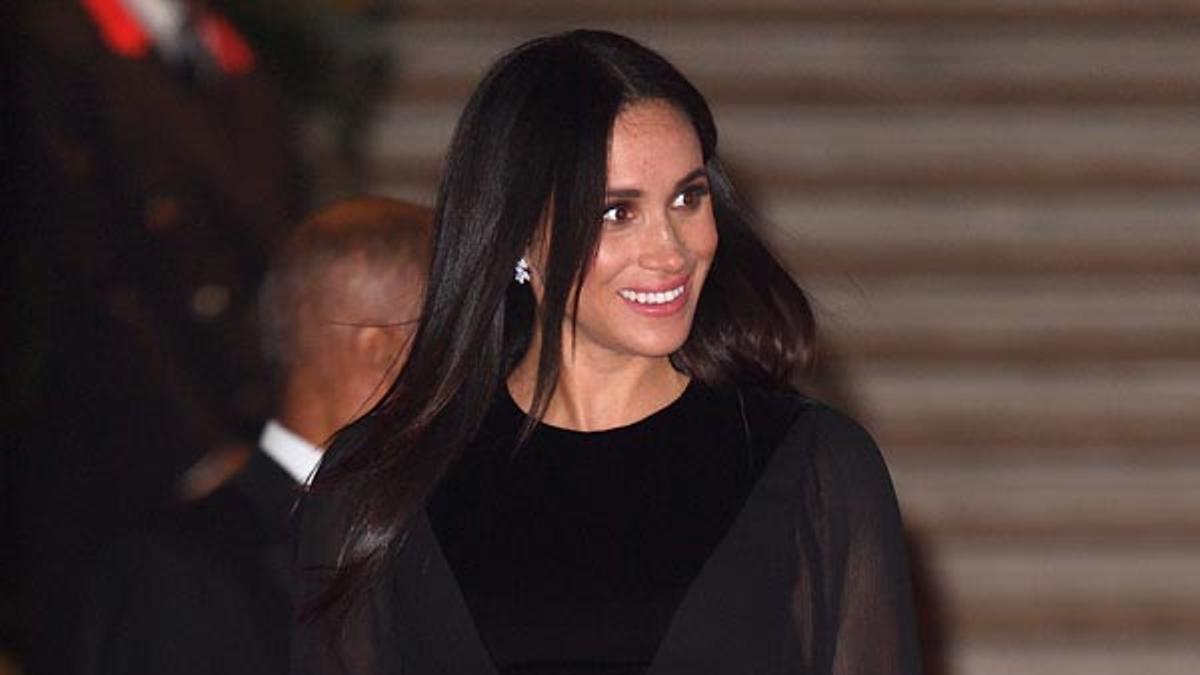 Meghan Markle con vestido negro de Givenchy