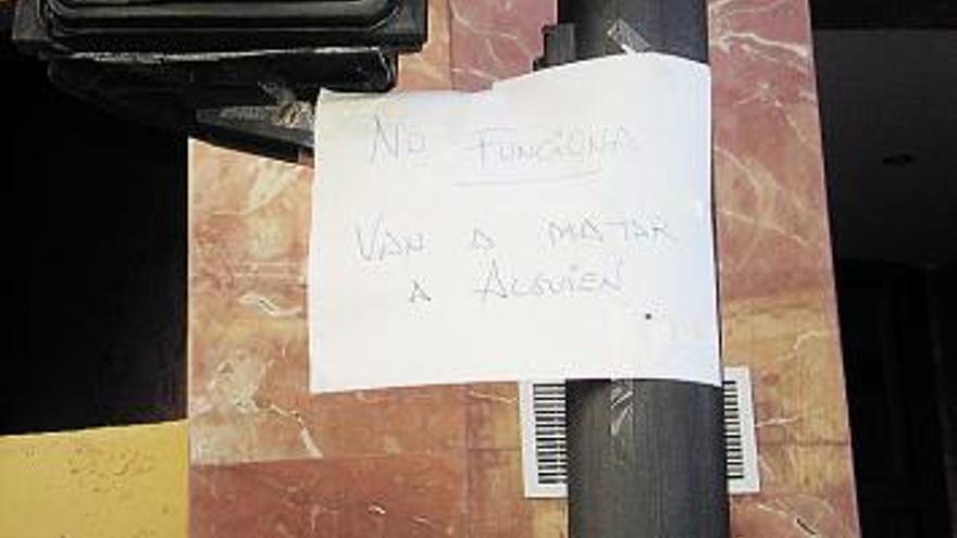 El cartel colocado por un vecino para quejarse del semáforo estropeado.