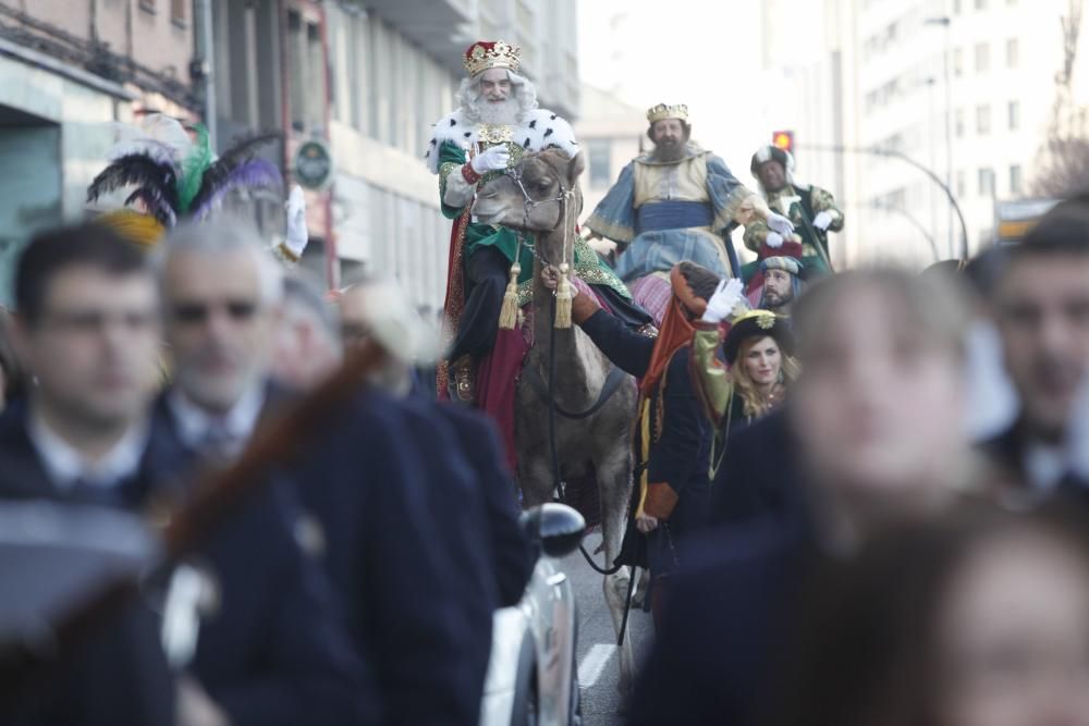 Una multitud recibe a los Reyes Magos en Gijón.