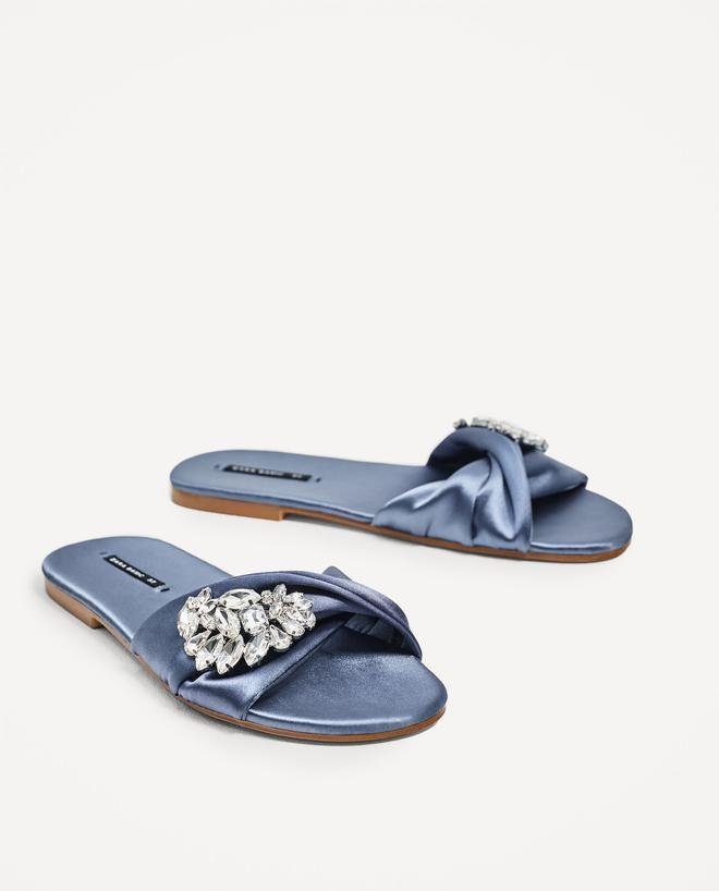 Zara y sus zapatos de plumas y 'brilli brilli': Pala de raso con pedreria (29,95 euros).
