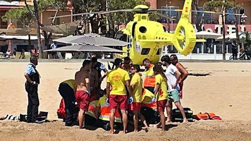 Els serveis d&#039;emergències, a Platja d&#039;Aro, atentent un finat, foto d&#039;arxiu.