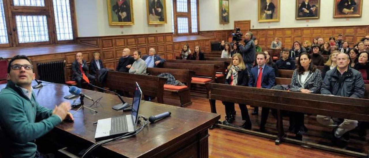 Un momento de la sesión sobre movilidad celebrada en el Aula Magna del edificio histórico.