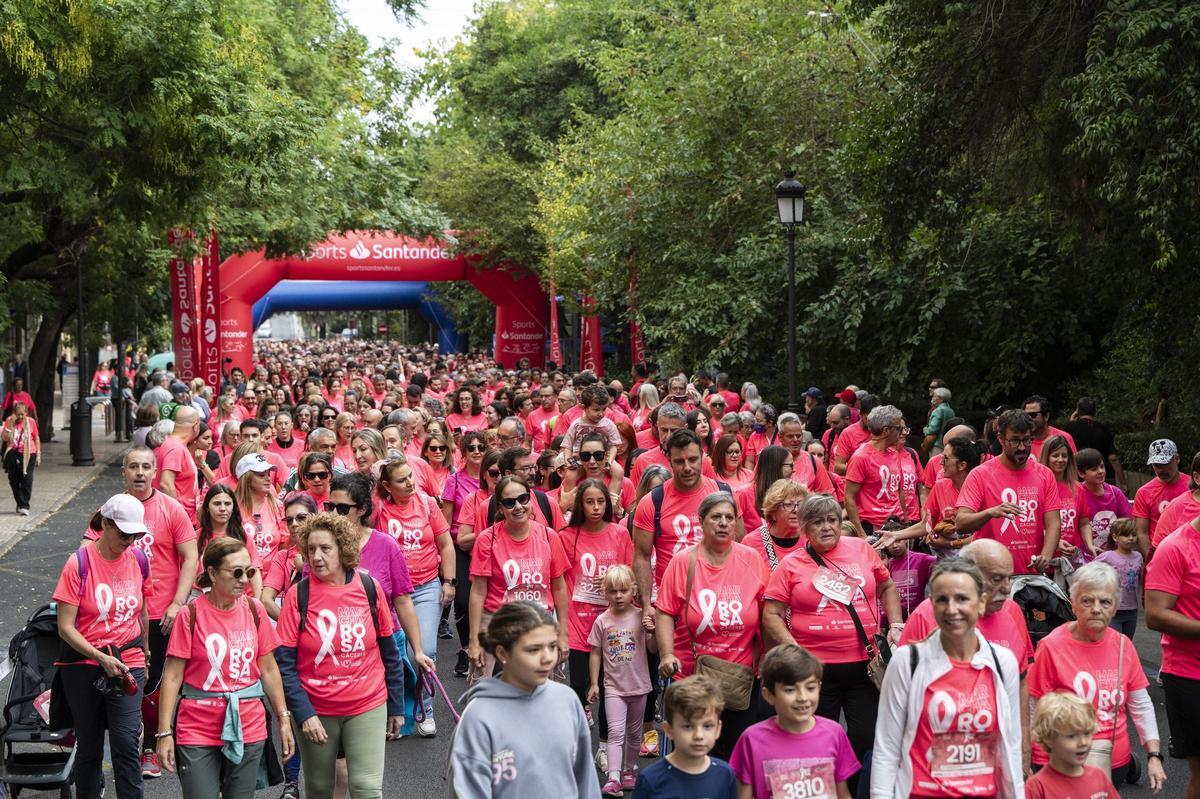 Así ha sido la marcha rosa de Cáceres en imágenes: la ciudad se vuelca con el cáncer de mama Así ha sido la marcha rosa de Cáceres en imágenes: la ciudad se vuelca con el cáncer de mama