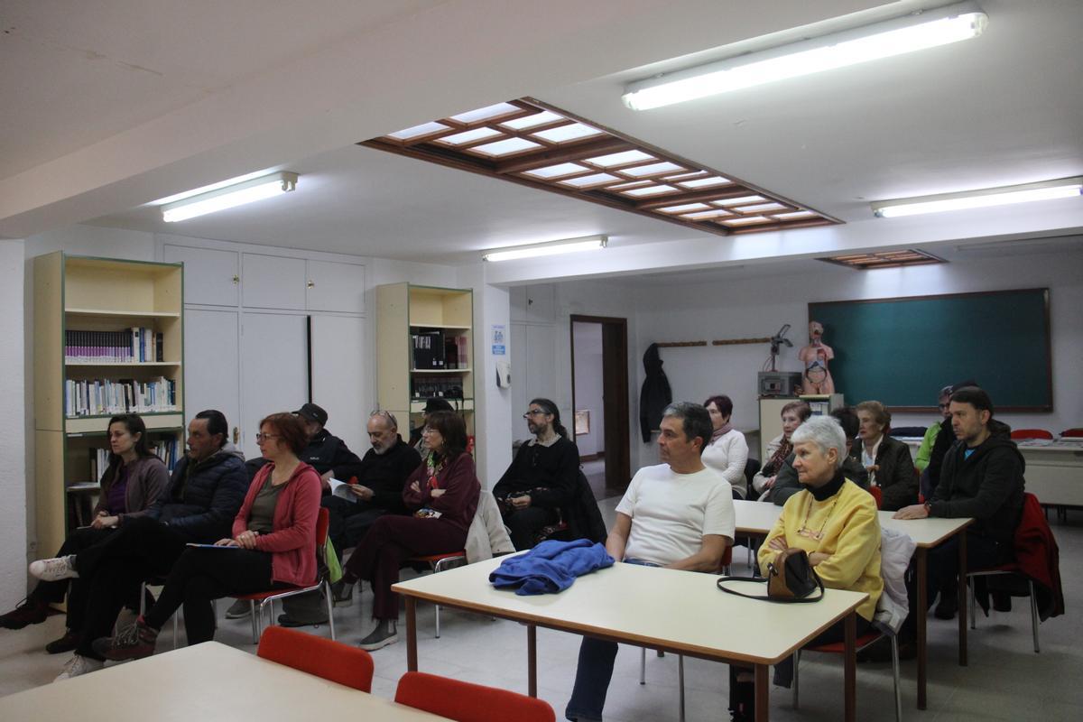 Vecinos siguen con atención la presentación de la obra.