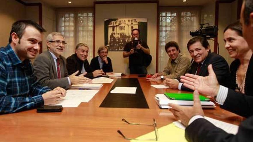 Imagen de archivo de una reunión de delegaciones del PSOE e IU en la Junta.