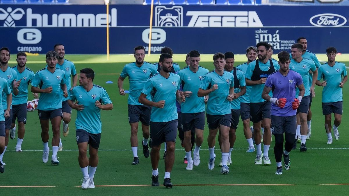 La primera plantilla blanquiazul, durante un entrenamiento en La Rosaleda.