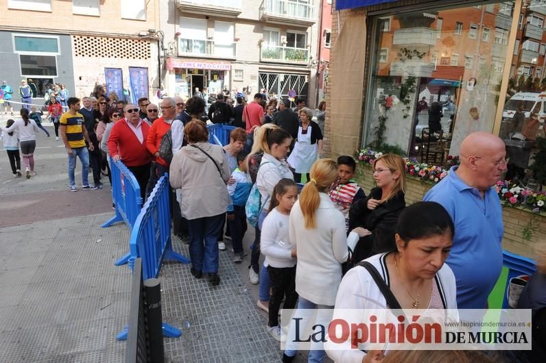 Reparto de buñuelos y chocolate en la ferretería de San Anton