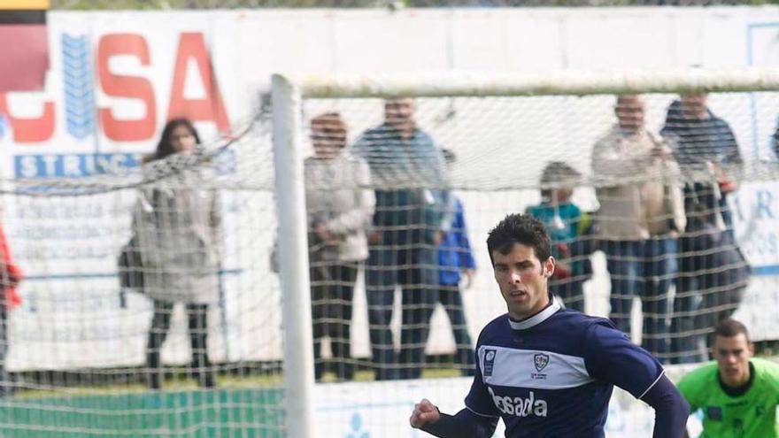 Imanol, desde el suelo, mira el balón que persigue Pablo Hernández.