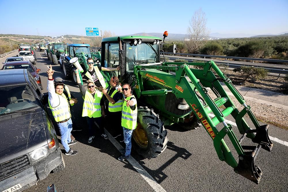 Los agricultores cortan la A-45