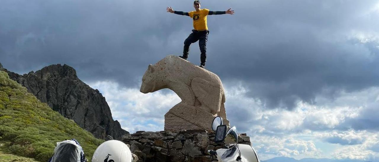 Alberto Llano con su Vespa en el monumento del oso