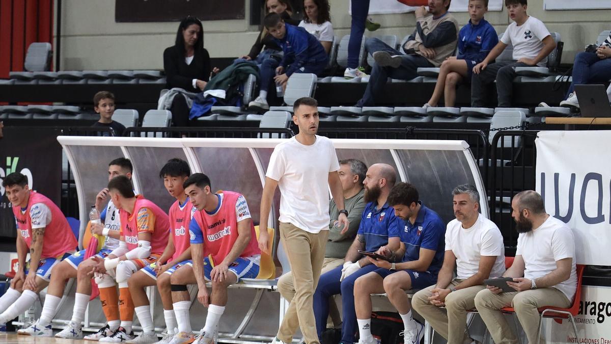 Jorge Palos se pasea por el área técnica en un partido durante la pasada campaña en el Pabellón Siglo XXI.