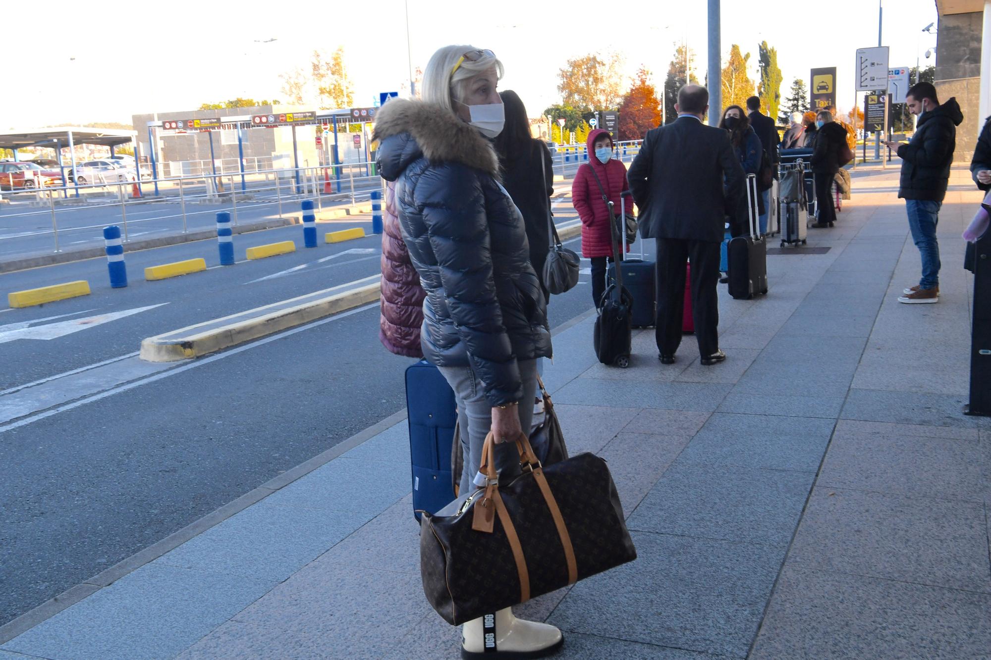 El aeropuerto de A Coruña activa su plan de emergencia al aterrizar con un aviso de bomba que resultó ser falsa alarma