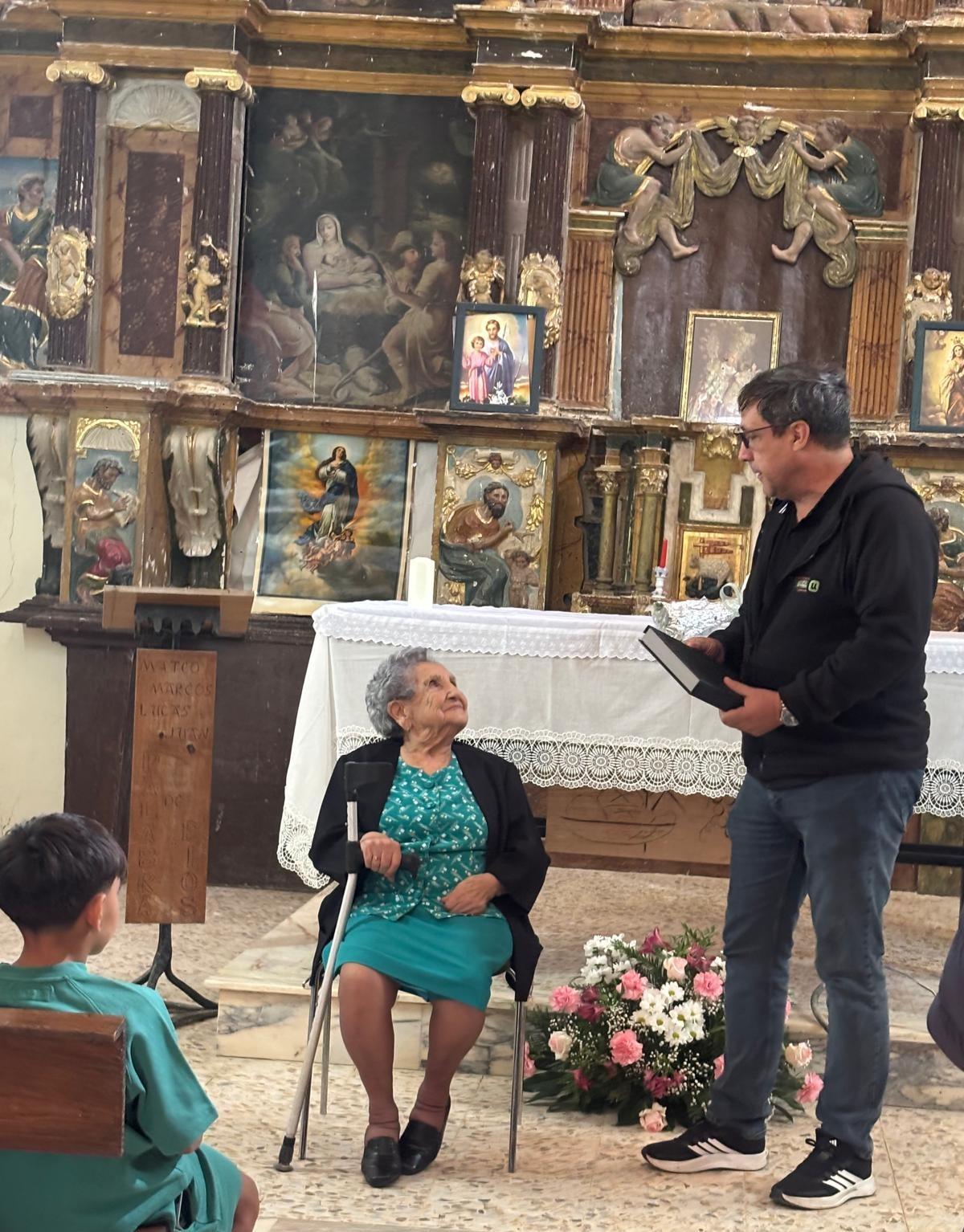 El alcalde de Villafáfila entrega una placa a María Justo Lorenzo en la iglesia de Otero de Sariegos