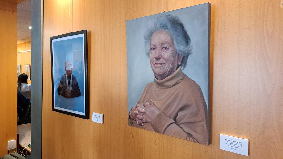 Fotografías y pinturas de la exposición 'Retratos na memoria' de A Pobra