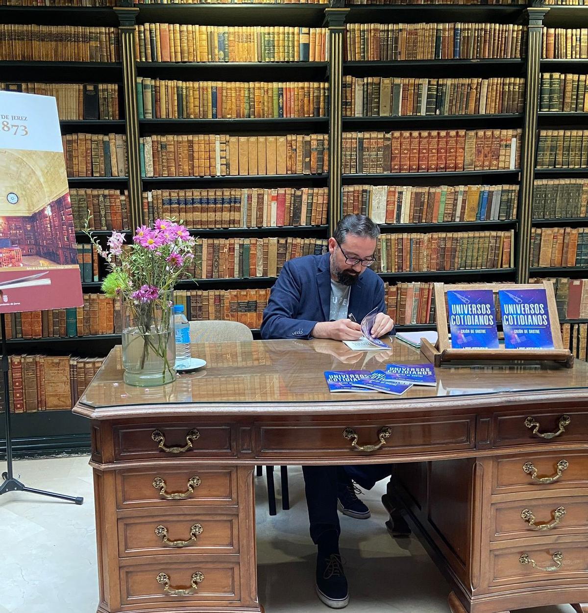 El profesor Antonio Miguel Moreno durante la presentación del libro 'Universos cotidianos. Cajón de Sastre' en la biblioteca municipal de Puerto Real, Cádiz.
