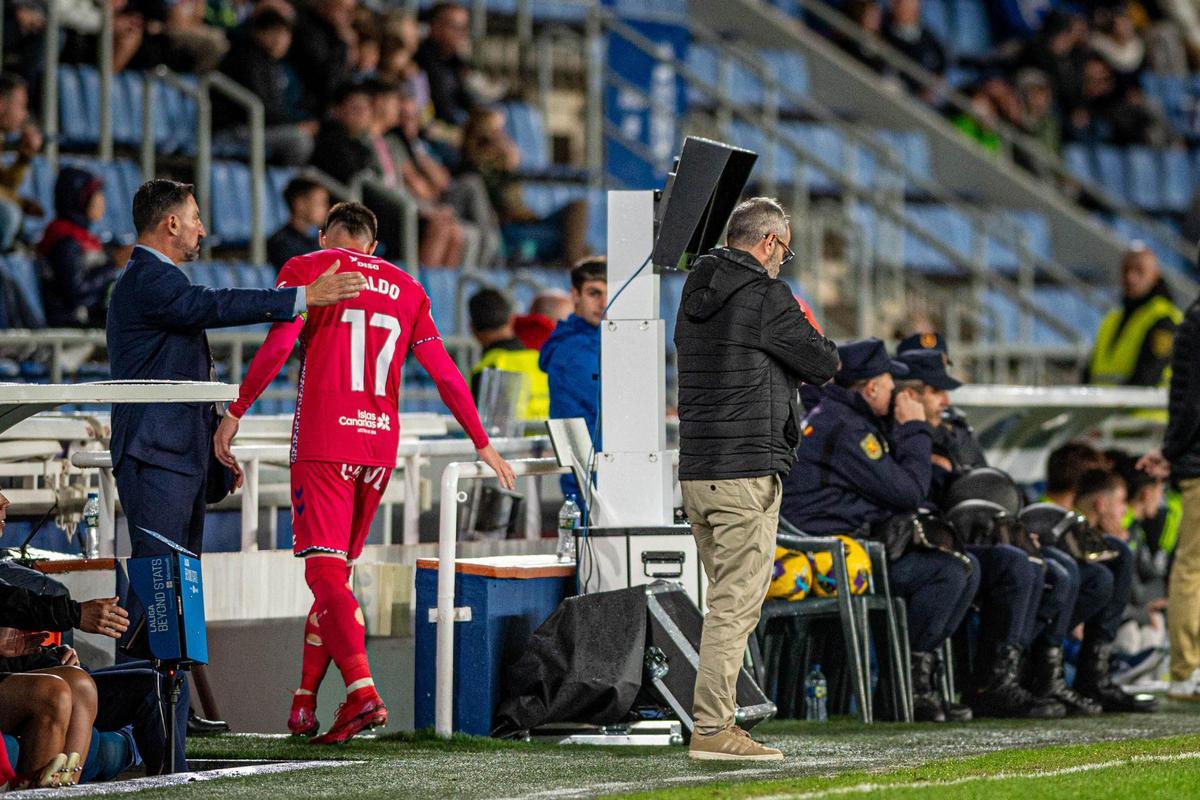 Waldo Rubio abandona el campo tras ser expulsado frente al Albacete.
