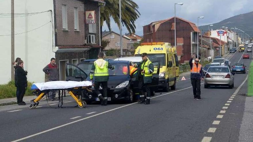 Accidente registrado ayer en la PO-549 a su paso por Vilanova. // NP