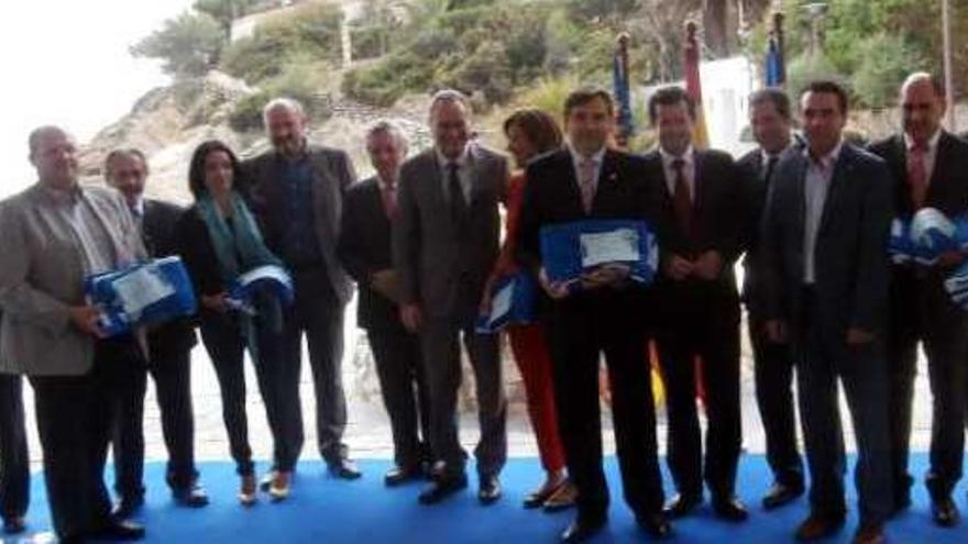 Los alcaldes de la comarca, con Fabra y Císcar, al recoger esta semana sus banderas azules.