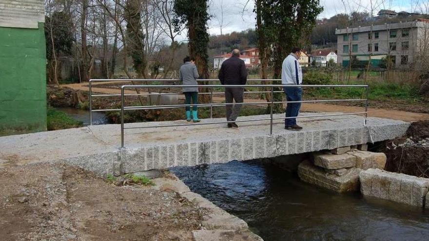 Nuevo puente de piedra construido en el paseo fluvial del Maceiras, en Redondela. // FdV
