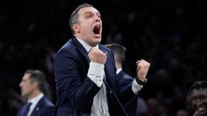 Paolo Galbiati celebró de manera efusiva la victoria ante Olimpia Milano