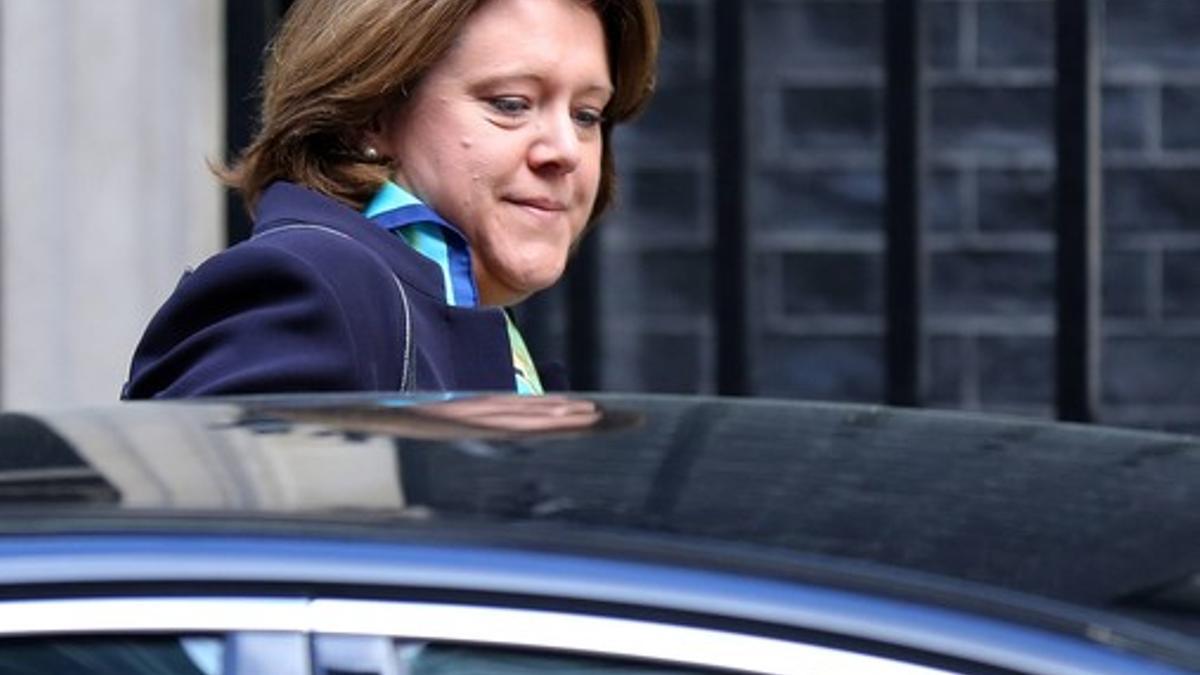 La ministra de Cultura, Maria Miller, abandona el número 10 de Downing Street, tras una reunión del Gobierno, el martes en Londres.