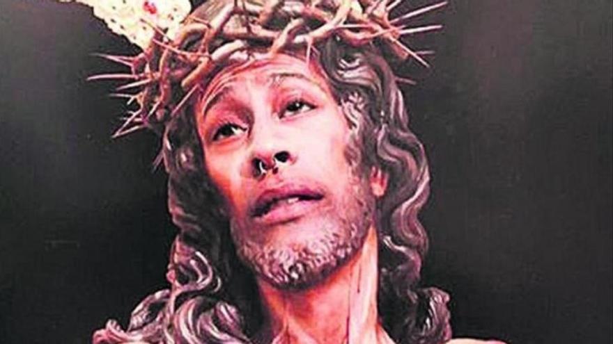 El condenado por el montaje con un Cristo recauda los 480 euros de la multa en una hora