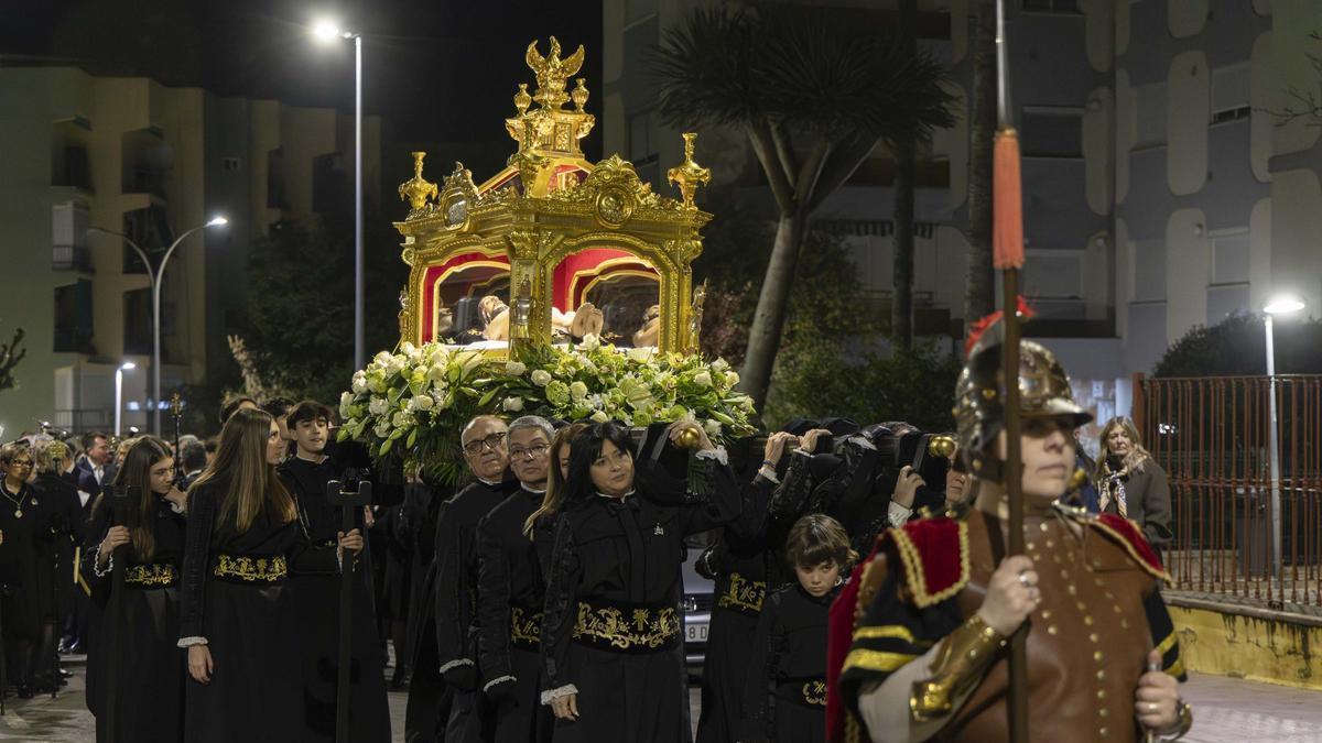 Así ha sido el traslado procesional de la imagen del Santo Sepulcro de Xàtiva