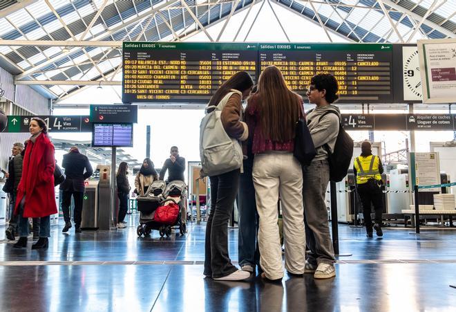 La huelga de maquinistas provoca los primeros retrasos en Alicante