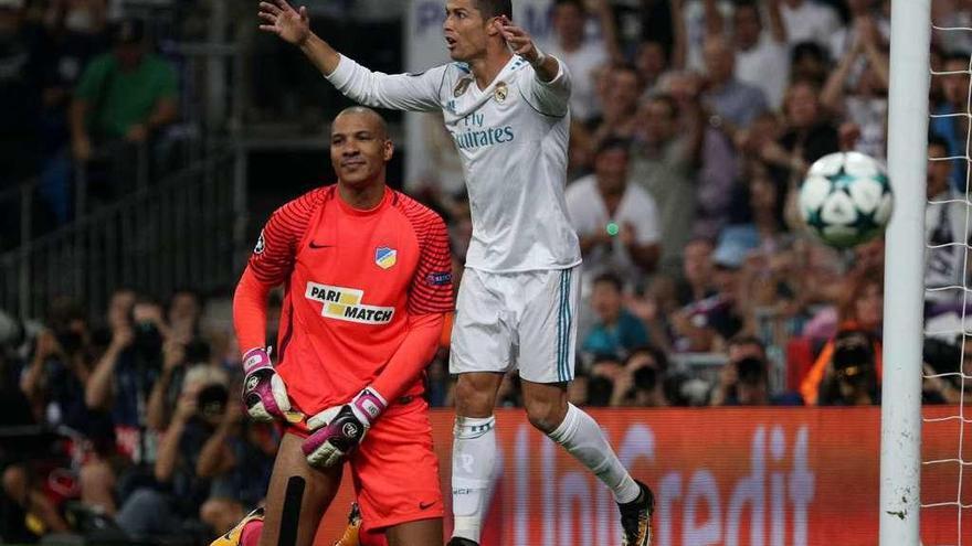 Cristiano Ronaldo, tras marcar uno de sus dos goles ante el Apoel Nicosia.