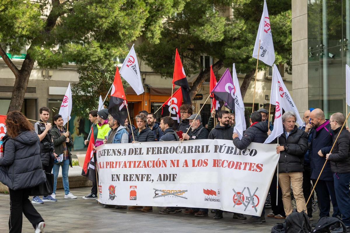 Cocnentración de CGT y el Sindicato Ferroviario a las puertas de la estación Goya de Zaragoza, este martes.