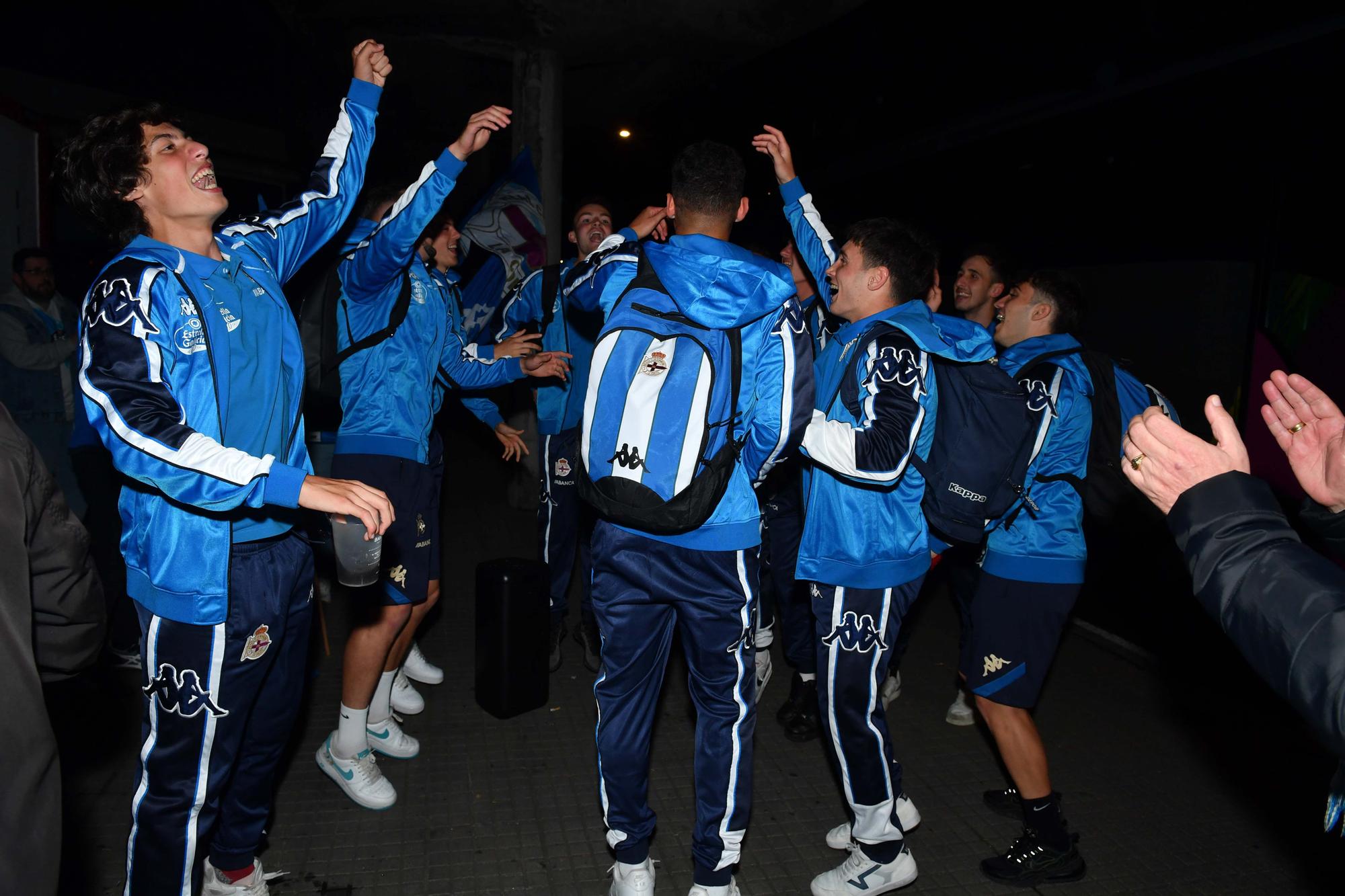 El Fabril celebra el ascenso a su llegada a Riazor