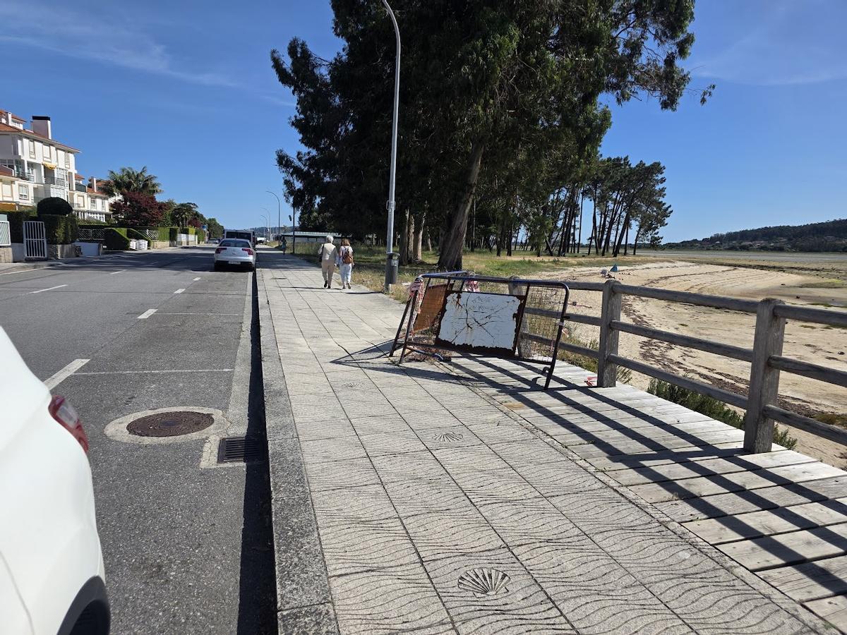 La pasarela de madera paralela a la acera que accede al centro comercial La Aldea y a O Redondo.