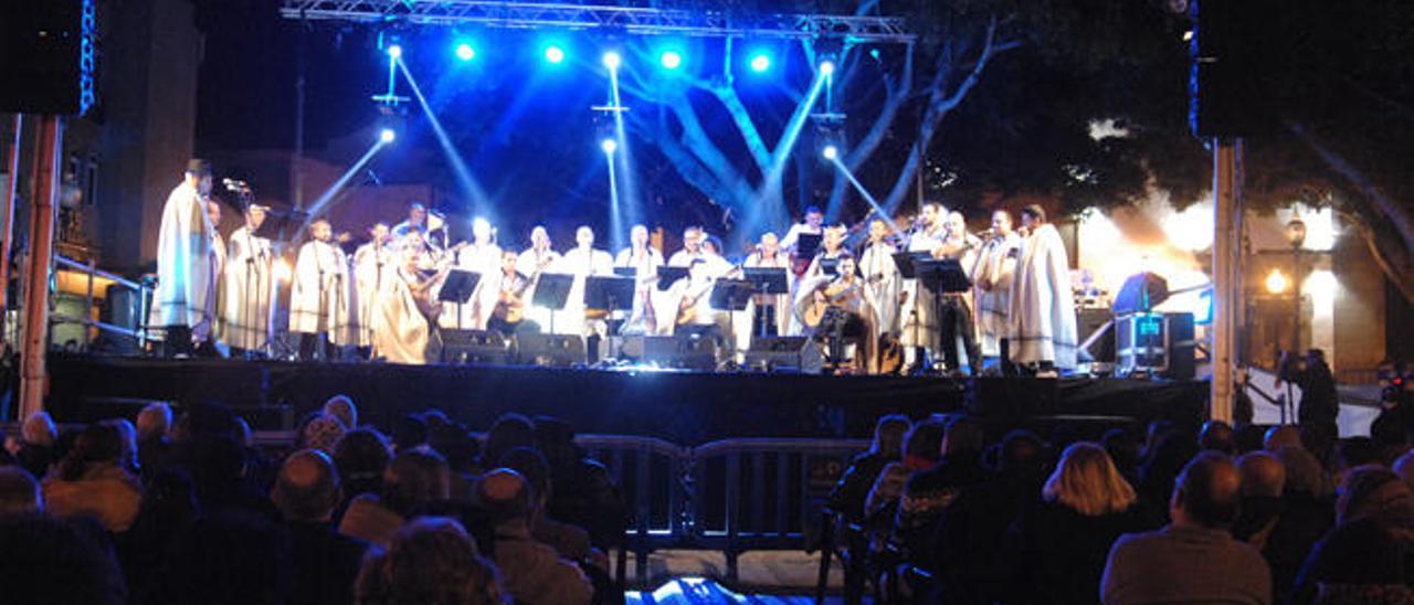 Imagen del público durante el concierto de Los Sabandeños, durante su actuación en el escenario de la plaza de San Gregorio.
