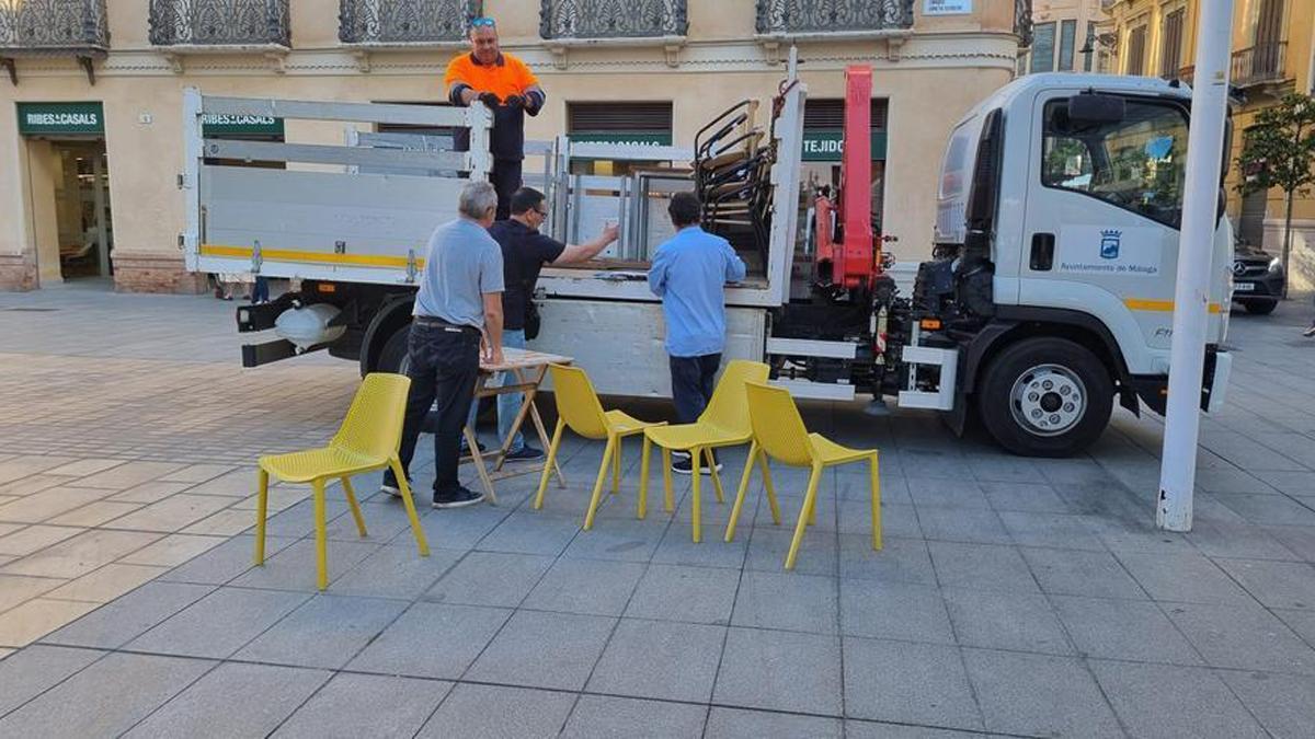 Momento de la retirada de mobiliario urbano de un establecimiento.