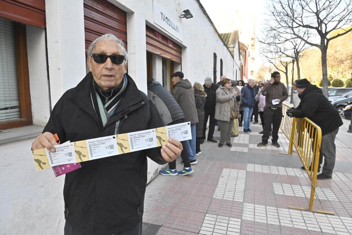 Un aficionado, orgulloso tras comprar sus entradas.